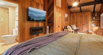 Just renovated cabin with firepit, pool table, 2 porches, & 3 mins to lift