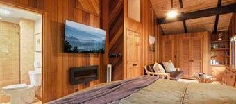 Just renovated cabin with firepit, pool table, 2 porches, & 3 mins to lift