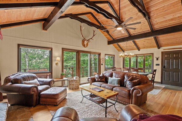 TV, fireplace, video games - Just renovated cabin with firepit, pool table, 2 porches, & 3 mins to lift (Beech Mountain)