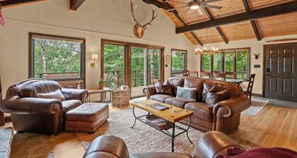 Just renovated cabin with firepit, pool table, 2 porches, & 3 mins to lift