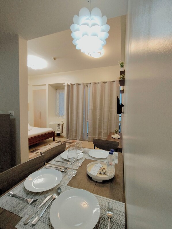 Room, 1 Bedroom, Balcony | Dining room