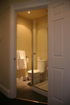 Familien-Vierbettzimmer, Stadtblick | Badezimmer | Haartrockner, Handtücher, Seife, Shampoo