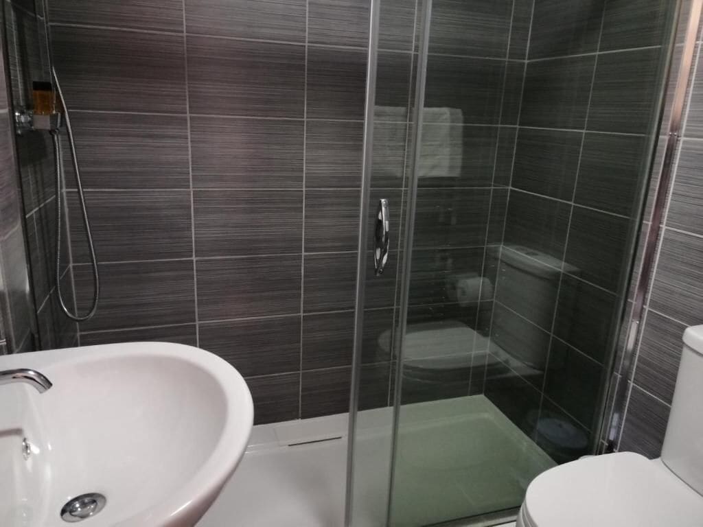 Deluxe Double Room, Ensuite, City View | Bathroom