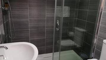 Deluxe Double Room, Ensuite, City View | Bathroom