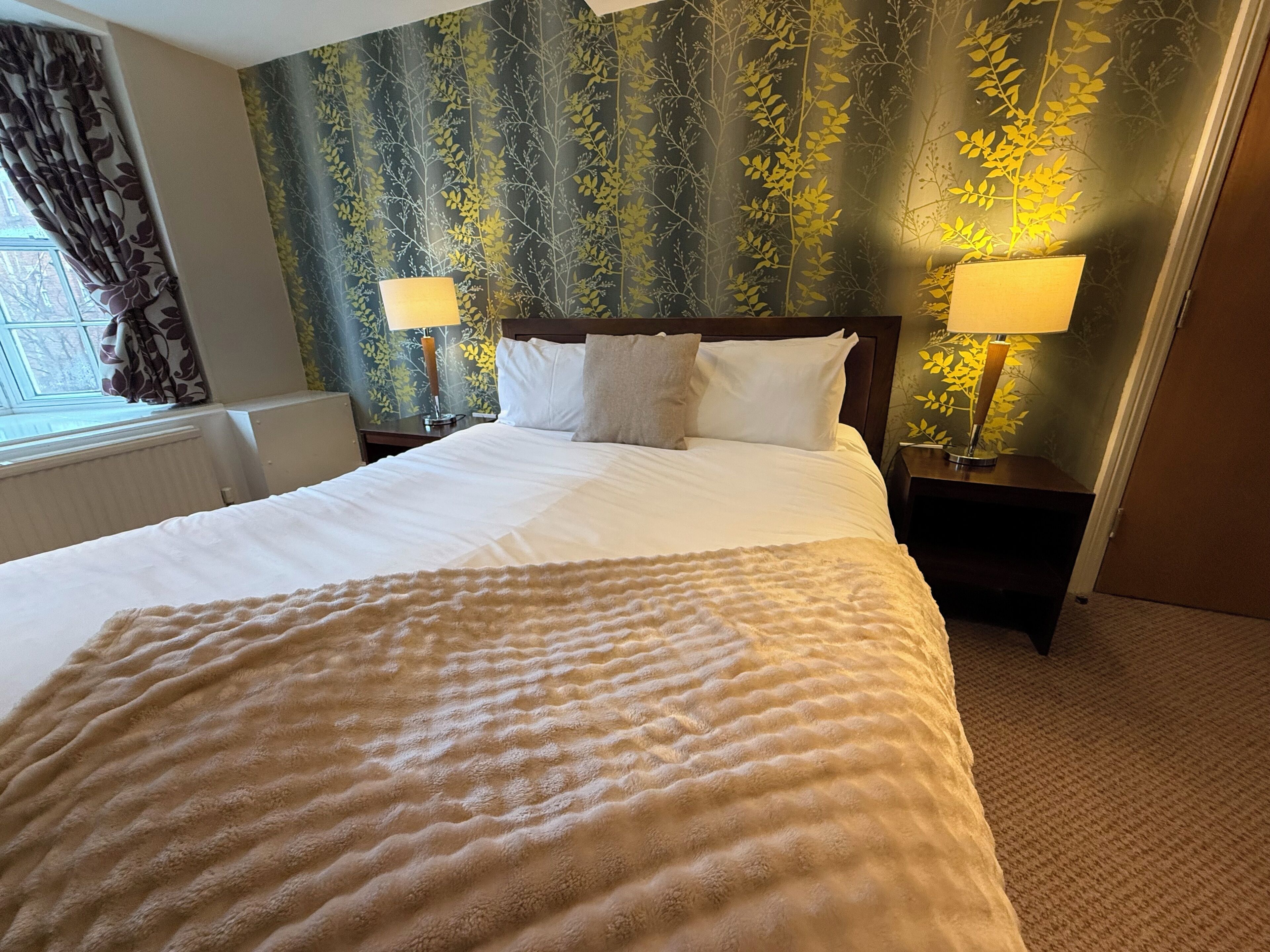 Dobbeltrom – deluxe, eget bad, byutsikt | Individuelt dekorert, individuelt innredet og skrivebord