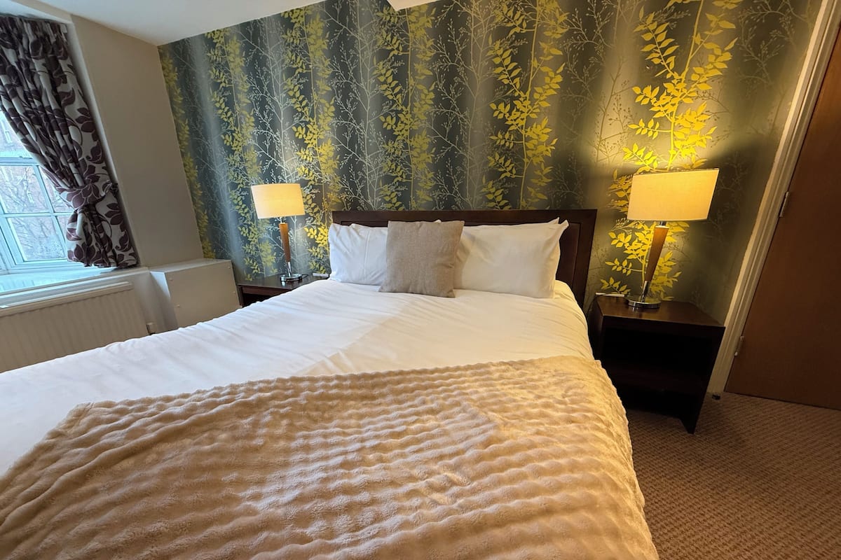 Deluxe-dobbeltværelse - eget badeværelse - byudsigt | Individuelt design, individuel indretning, skrivebord