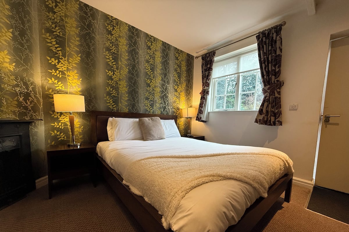 Standard-dobbeltværelse - ikke-ryger - eget badeværelse | Individuelt design, individuel indretning, skrivebord