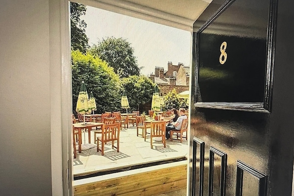 Standard Double Room, Non Smoking, Ensuite | Individually decorated, individually furnished, desk, iron/ironing board