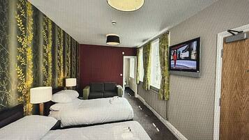 Chambre Quadruple Familiale, salle de bains attenante, vue ville