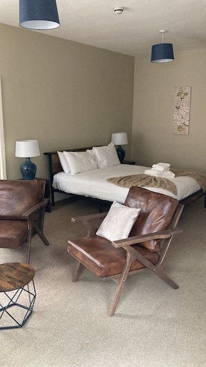 Quarto casal superior | Individualmente decorados, individualmente mobiliados, escrivaninha