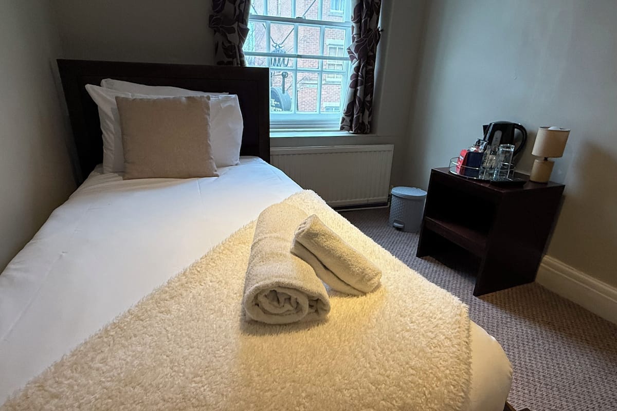 Standardenkeltværelse - privat badeværelse | Individuelt design, individuel indretning, skrivebord