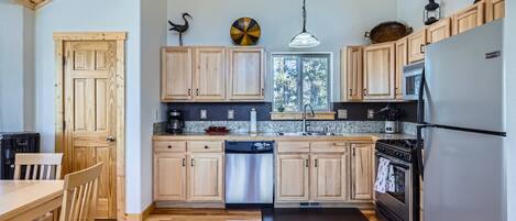 Een koelkast, een magnetron, een oven, een vaatwasser