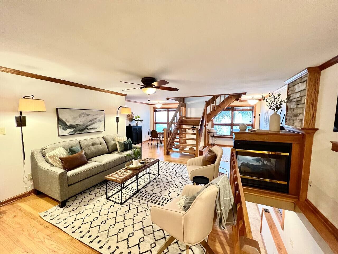 Télévision, cheminée, chaîne hi-fi