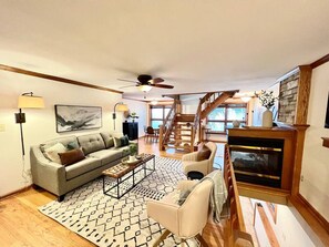 Una televisión, una chimenea, un reproductor estéreo