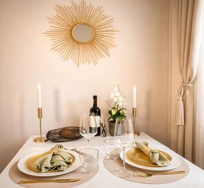 Standard-Apartment, Blick auf den Innenhof | Wohnbereich | 80-cm-Smart-TV mit Digitalempfang