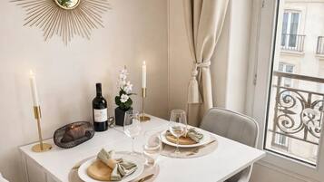 Appartement Standard, vue cour intérieure | Coin séjour | TV connectée de 80 cm avec chaînes numériques