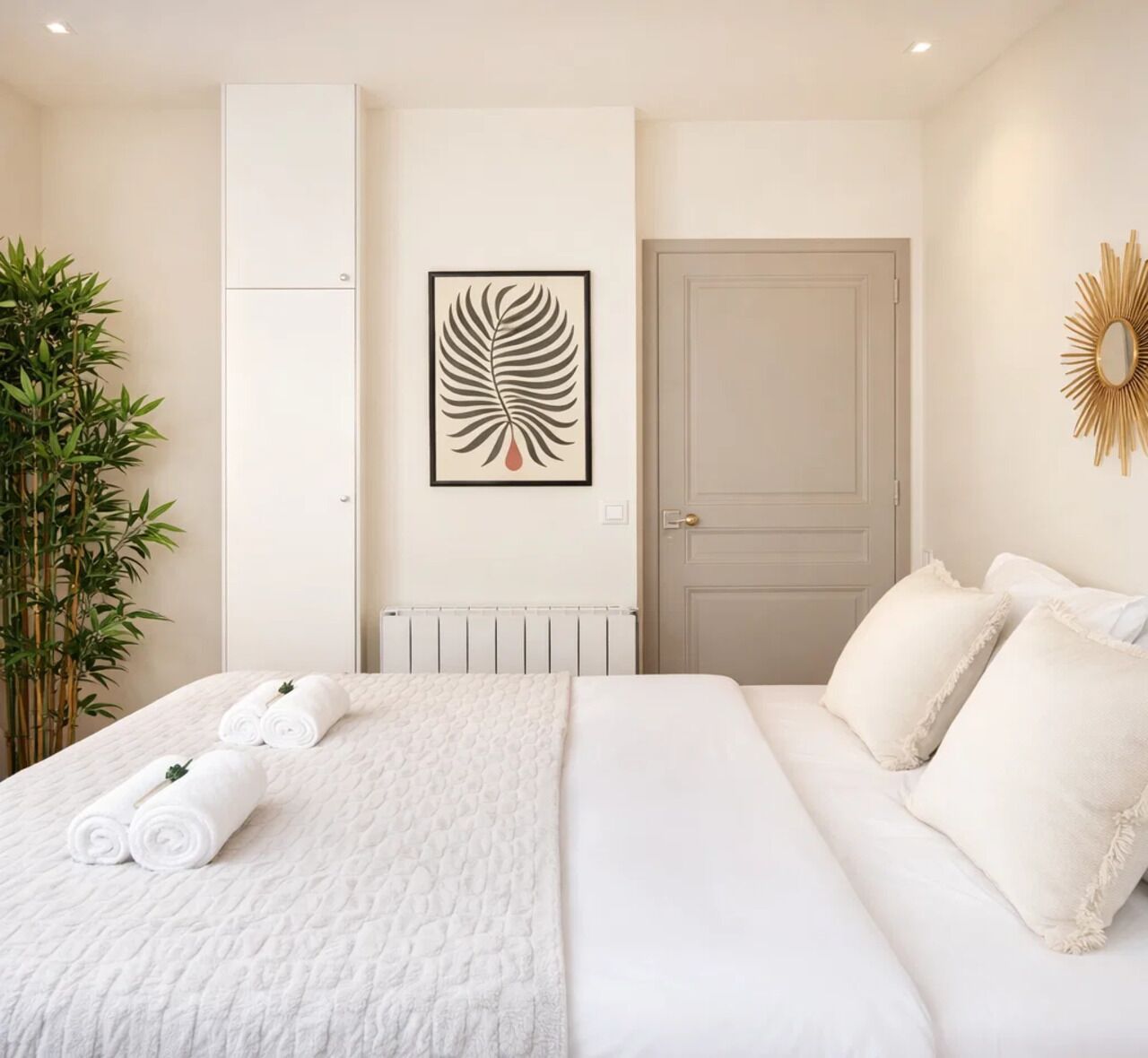 Standard-Apartment, Blick auf den Innenhof | Wohnbereich | 80-cm-Smart-TV mit Digitalempfang