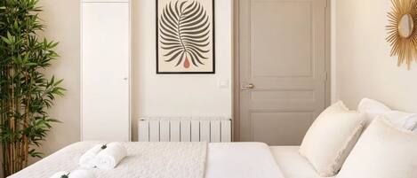 標準公寓, 庭園景觀 | 起居區 | 80-公分智慧型電視,提供數位頻道