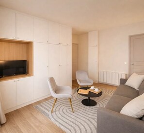 Standard Apartment, Courtyard View | Living area | 80-cm Smart TV with digital channels - 1565 Pétion (Paris)