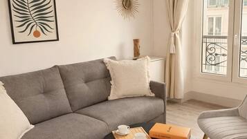 Appartement Standard, vue cour intérieure | Coin séjour | TV connectée de 80 cm avec chaînes numériques