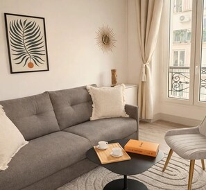 Apartamento standard, vista para o pátio | Área de estar | Smart TV 80 cm com canais digitais