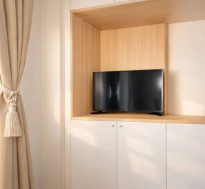 Standard Apartment, Courtyard View | Living area | 80-cm Smart TV with digital channels - 1565 Pétion (Paris)