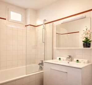 Standard Apartment, Courtyard View | Bathroom - 1565 Pétion (Paris)