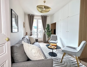 Standard Διαμέρισμα, Θέα στην Αυλή | Περιοχή καθιστικού | Τηλεόραση Smart 80 εκ. με ψηφιακά κανάλια