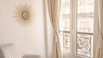 Appartement Standard, vue cour intérieure | Coin séjour | TV connectée de 80 cm avec chaînes numériques