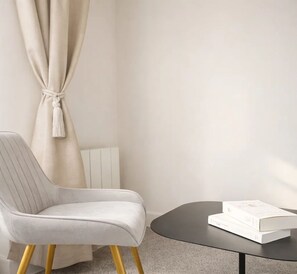 Apartamento standard, vista para o pátio | Área de estar | Smart TV 80 cm com canais digitais