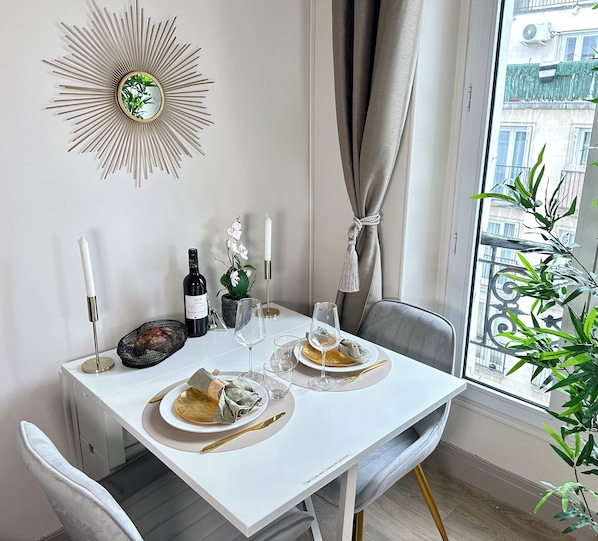 Appartement Standard, vue cour intérieure | Coin séjour