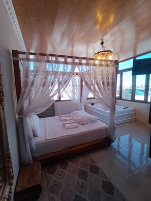 Business Room | Desk, blackout drapes, soundproofing, iron/ironing board