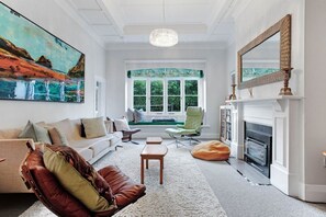 TV, fireplace