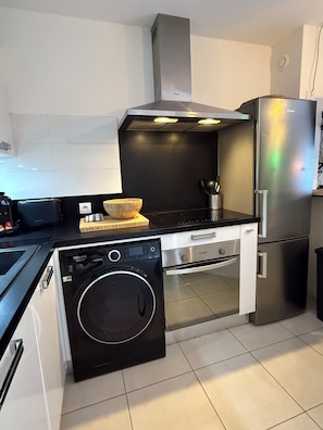 Micro-ondes, four, plaque de cuisson, lave-vaisselle