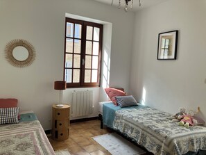 2 bedrooms, iron/ironing board, bed sheets