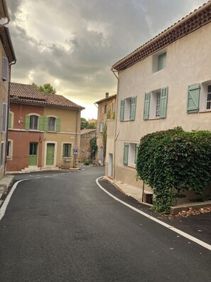 A narrow street lined with traditional buildings, featuring a cobblestone path and a green hedge. - VILLAGE HOUSE, FOR FAMILIES, CLOSE TO HIKING, verdon lakes (PONTEVES)