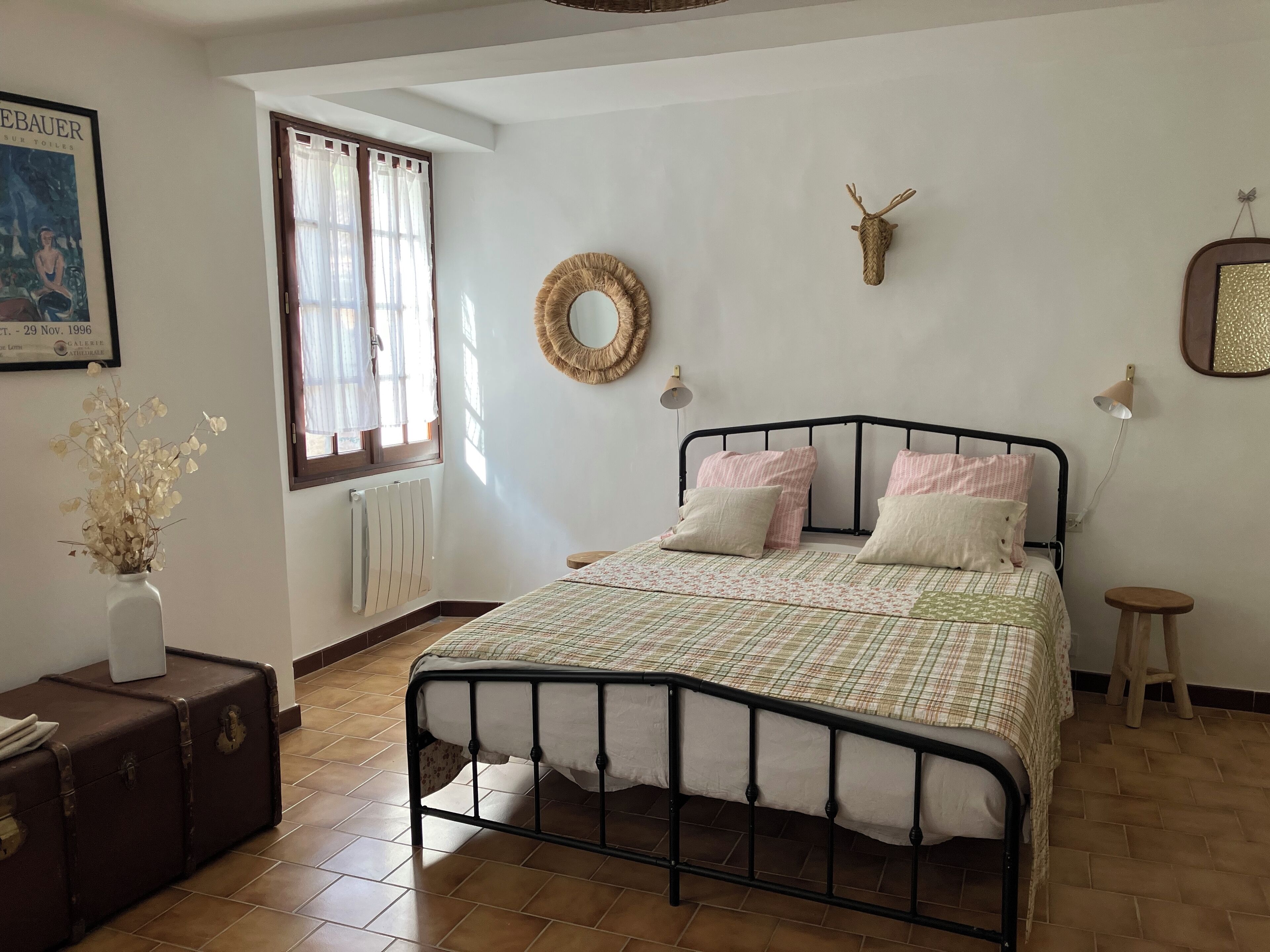 2 عدّة غرف نوم ومكواة/لوح كي وملاءات أسرّة