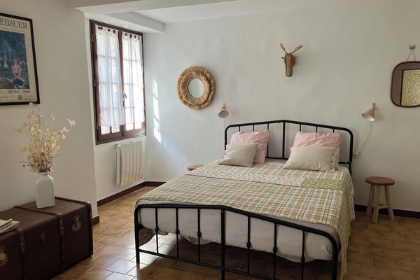 2 عدّة غرف نوم ومكواة/لوح كي وملاءات أسرّة