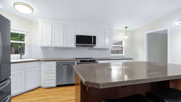 Rumah, Beberapa Tempat Tidur, dapur, pemandangan kebun (Southern Comfort) | Dapur pribadi | Lemari es, microwave, oven, dan kompor