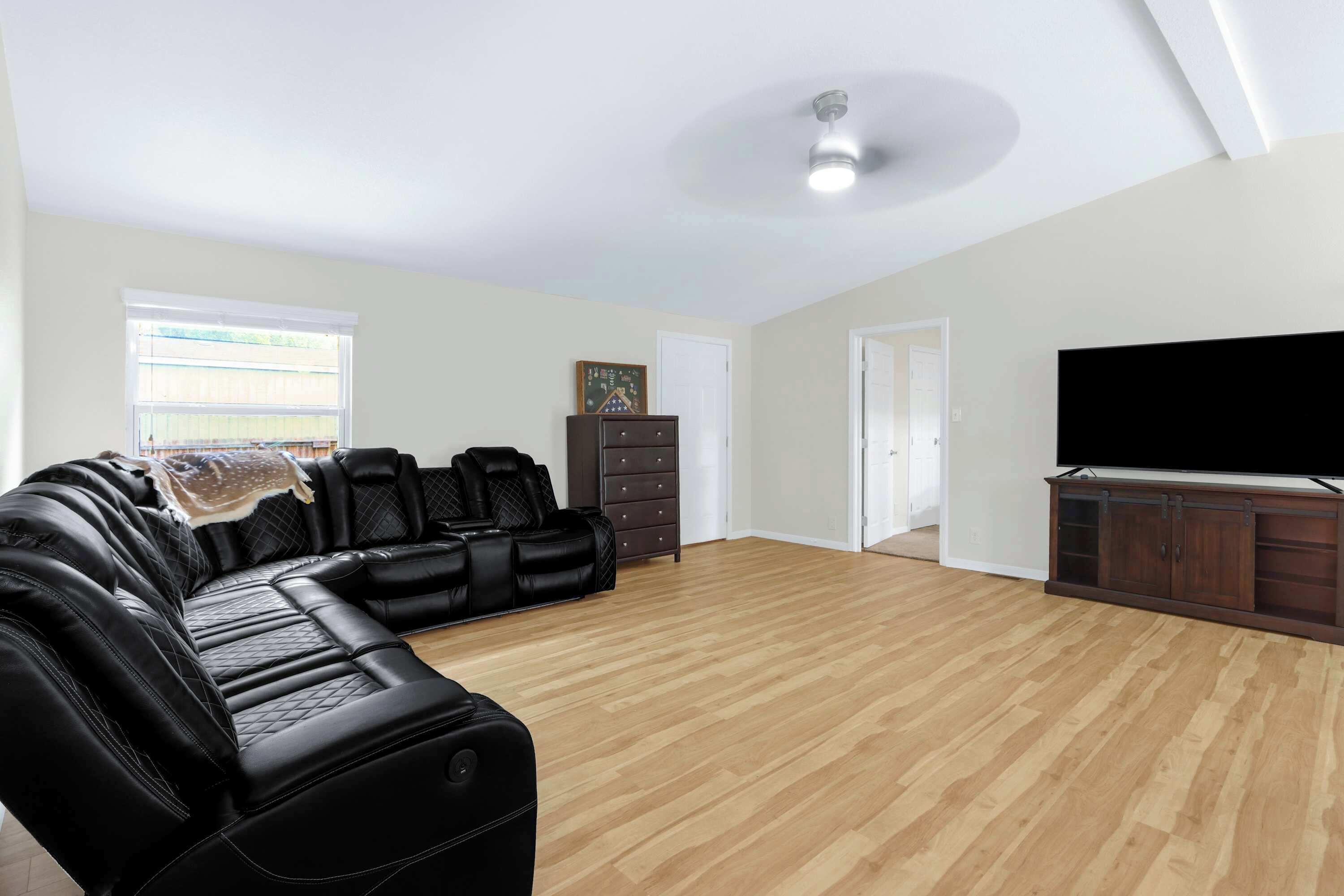 House, Multiple Beds, Kitchen, Garden View (Southern Comfort) | Living area | 42-inch flat-screen TV with digital channels