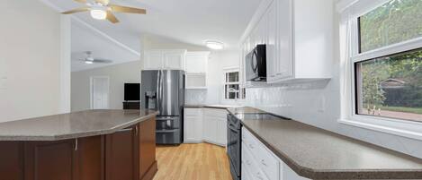 House, Multiple Beds, Kitchen, Garden View (Southern Comfort) | Private kitchen | Fridge, microwave, oven, stovetop