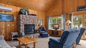 Televisión y chimenea