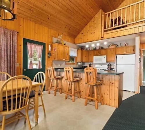 Cabin 10 at Heath's Resort