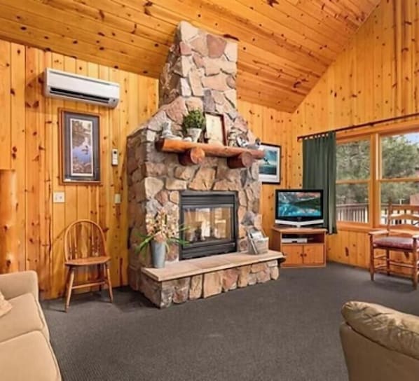 TV, fireplace - Cabin 12 at Heath's Resort (Pine River)