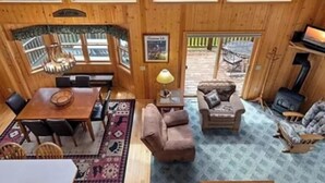 Una cabaña espaciosa con un amplio comedor, una zona de estar acogedora y una chimenea.