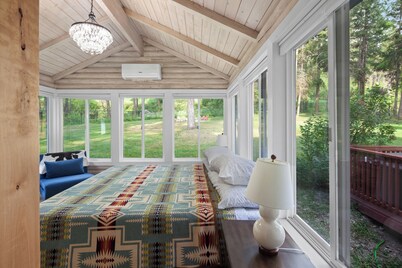 6-bed, 5-bath cabin with majestic view of Flathead Lake with AC - sleeps 20