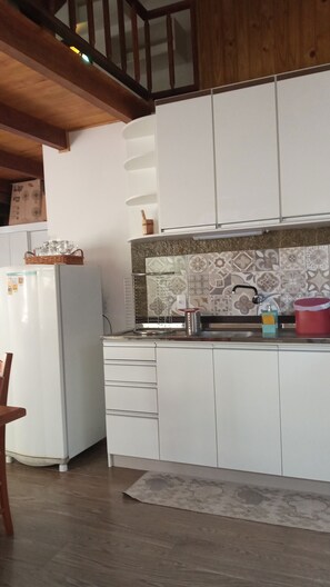 Oven, stovetop - Stay in a chalet on shared land, suited to the beach environment. (FLORIANOPOLIS)