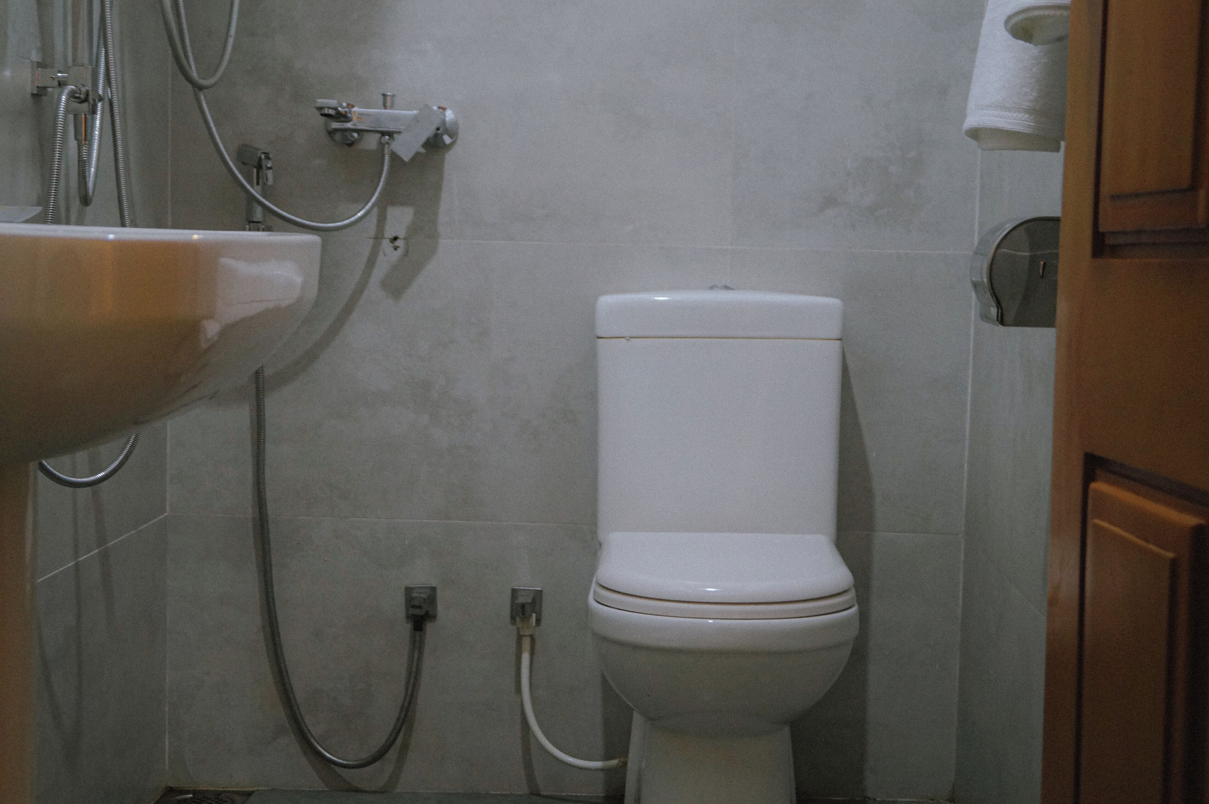 Bidet, serviettes fournies, savon, papier toilette