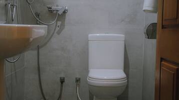 Bidet, serviettes fournies, savon, papier toilette