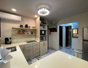 Geladeira, micro-ondas, cooktop, cafeteira/chaleira